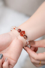 朱雀祥瑞｜紅膠花 x 白水晶 x 白阿賽 x 太陽石 x 紅玉隨：圖片 2